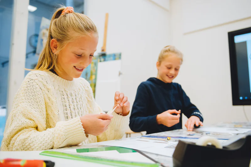 Twee meisjes experimenteren net als Van Gogh met kleur en licht tijdens het lesprogramma Masterminds & Masterpieces